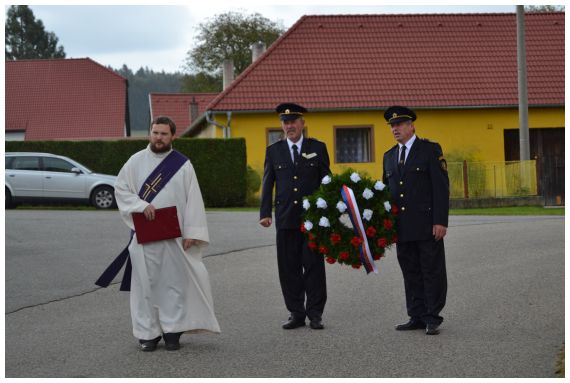 v obr uctění památky zemřelých rodáků