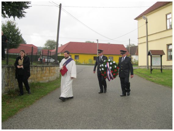 v obr uctění památky zemřelých rodáků